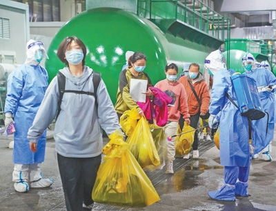 4月14日，在国家会展中心（上海）方舱医院，首批解除集中隔离医学观察的轻症患者和无症状感染者出舱。新华社记者 丁 汀摄