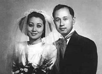  △1947年，钱学森与蒋英于上海结婚。同年9月26日，二人在美国波士顿安置新家，钱学森送给新婚妻子一台钢琴。