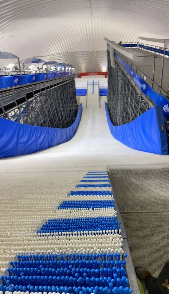  四层楼高的跳台上。