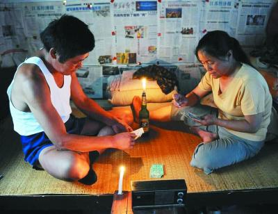 王继才夫妇的休闲时刻。资料照片