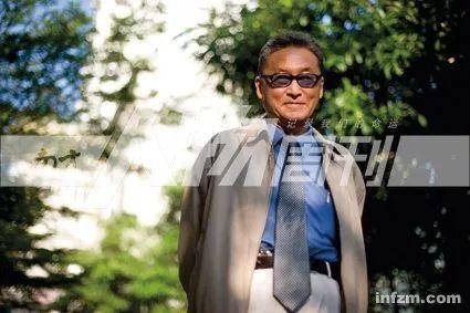 　　2009年7月5日，李敖先生在他价值5000万人民币的豪宅楼下小径上留影。一住十余年，他居然从未踏入过　图 / 本刊记者 大食