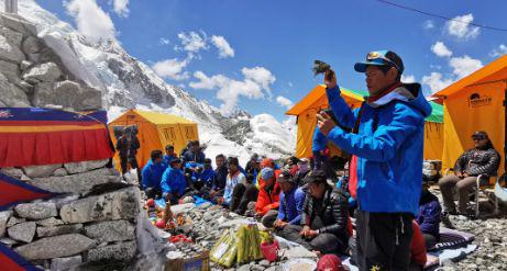 　　▲冲顶之前，大家在大本营祈祷。受访者供图