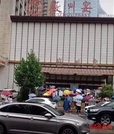  被主播围堵的徽州宴大门 图：红星新闻