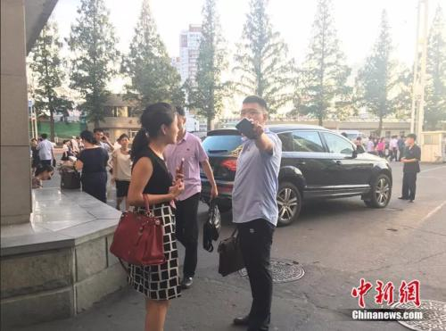平壤街头，朝鲜小伙和姑娘都拿着智能手机。中新网记者 邱宇 摄