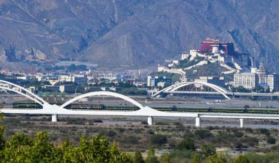 青藏铁路经过拉萨古城。 普布扎西摄