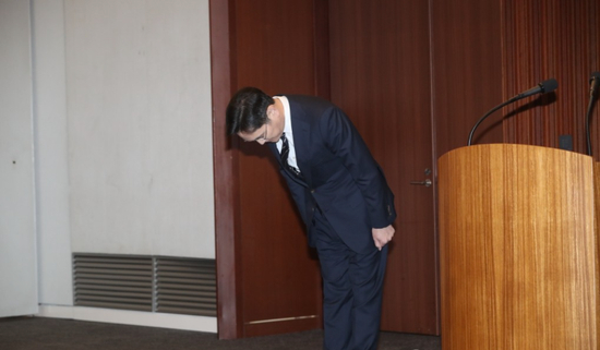  ·李在镕在发布会上鞠躬致歉。