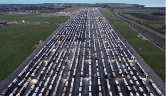 一眼望不到头的被困英伦的欧陆货车