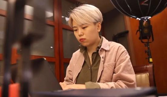 2019年12月23日，徐枣枣的“一般人格权”纠纷案于北京开庭，这也是国内首例单身女性争取冻卵权益案。图为徐枣枣在接受采访。图片来源：视频截图