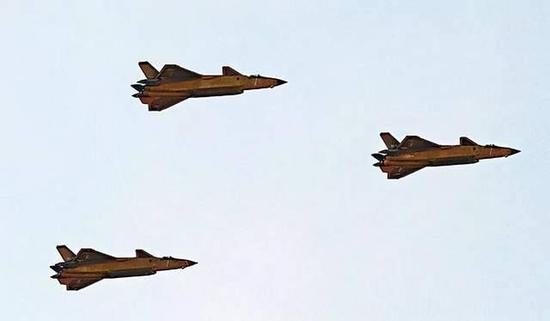  图片说明：3架歼-20现身建军90周年阅兵