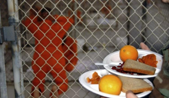  ·&nbsp;警卫手中的盘子里有橙子、胡萝卜片、豆类等食物。