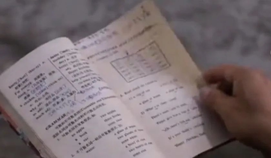  刘涛的英文书和他的笔记。受访者供图