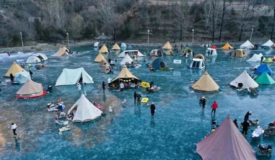 　杨浚弘和其他爱好者组织的冰上露营（受访者供图）