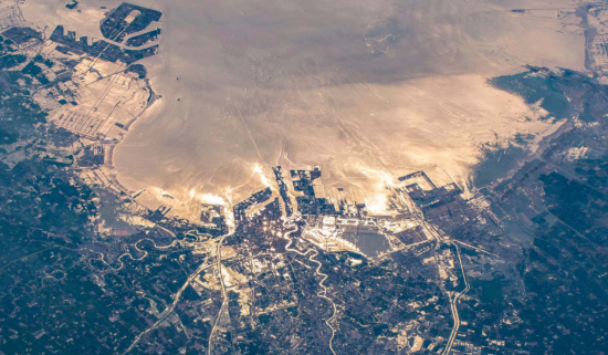 这是从高空拍摄的天津市海岸线一景。