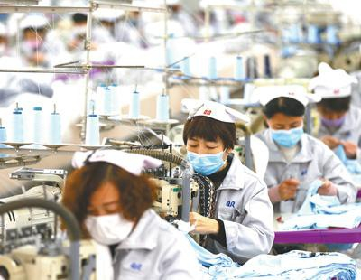 近期，山东省青岛市即墨区在做好疫情防控的同时，推动企业复工复产，稳定就业岗位。图为青岛贵华针织有限公司生产车间里，缝纫工人在生产童装产品。梁孝鹏摄（人民视觉）