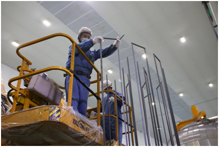 还原车间的工作人员正在作业。