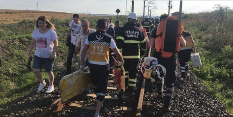 救援队徒步进入现场救援（图：推特）