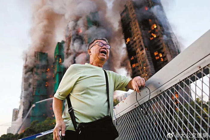 “我全家人都在里面”，香港女子泪崩举牌寻亲 航拍火灾最新现场：现场频传爆炸声，大量脚手架被烧毁从高空坠落