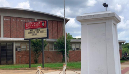 蒙哥马利罗伯特·李高中外的雕像不见踪影，只剩下底座。（图源：美联社）