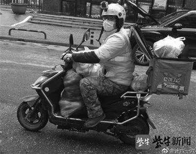 在武汉工作的“外卖老哥”老计。