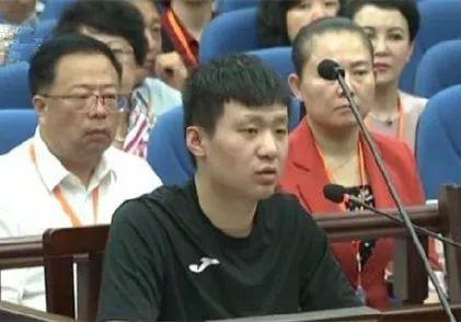 ▷坐在法庭被告席上的于欢（央视画面）