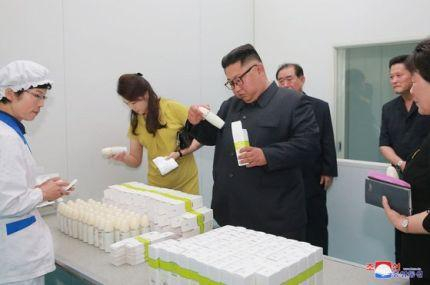  △金正恩参观新义州化妆品厂