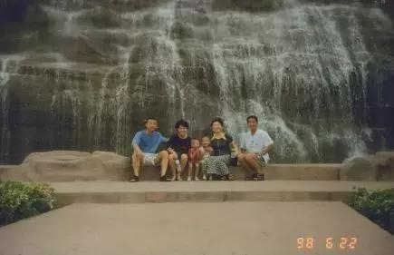 1998年下，王伟（左一）、阮国琴（左二）、郑成（右一）、张瑞琴（左三）在广东疗养期间合影。