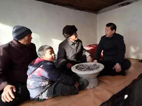 　　2012年12月29日至30日，习近平在河北省阜平县看望慰问困难群众。这是习近平在龙泉关镇骆驼湾村到困难群众唐荣斌家看望。
