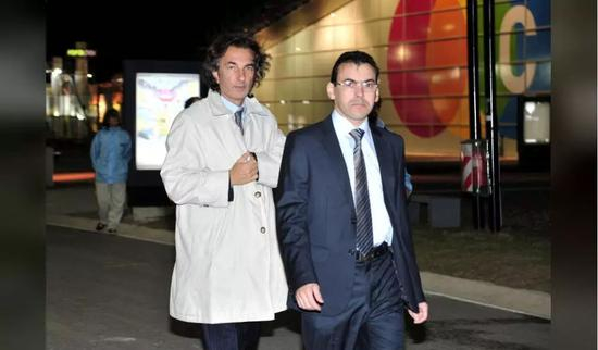 　　▲现任总统马克里的表兄弟、建筑公司IECSA前主管安赫洛·卡尔卡泰拉（左）当天接受检方询问。图据路透社