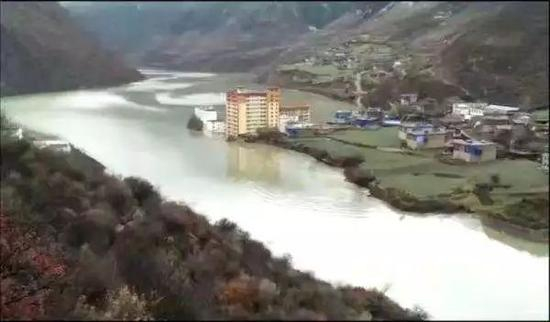 △11月7日，波罗乡现场（图自澎湃新闻）