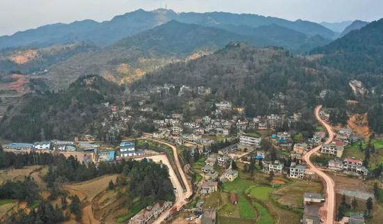 ▲俯瞰荣和村中寨1、2、3组及龙滩坝工业场。左下角为龙滩坝工业场，最近的房屋和龙滩坝工业场的主井口相距只有50米。新京报首席记者&nbsp;陈杰&nbsp;摄