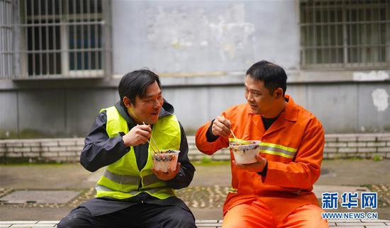 　　罗龙（右）和罗强完成工作后在街边吃午饭（4月10日摄）。今年37岁的罗龙和32岁的罗强是亲兄弟，目前居住在江西省南昌市青山湖区上海路街道。哥哥罗龙2005年退伍回家后一直从事环卫工作，弟弟罗强2017年正式加入环卫工人队伍。除去日常的清扫工作，兄弟二人还负责对环卫车辆进行修理和维护。兄弟二人工作日里清晨3点起床，常常忙碌到上午10点左右才能稍微休息一会儿。罗龙表示，虽然从事的工作非常平凡，但是觉得每天的日子都过得挺踏实。 青年是整个社会力量中最积极、最有生气的力量，国家的希望在青年，民族的未来在青年。奋斗是青春最亮丽的底色。让青春在新时代改革开放的广阔天地中绽放，让人生在实现中国梦的奋进追逐中展现出勇敢奔跑的英姿。 新华社记者 胡晨欢 摄