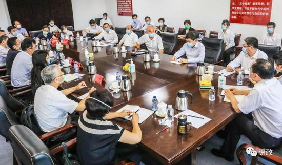 向专家组介绍北京防控工作落实情况