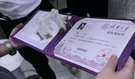 △2018年起,清华大学开始将标志性建筑“二校门”以立体的方式录取通知书。 | 图片来源:视觉中国
