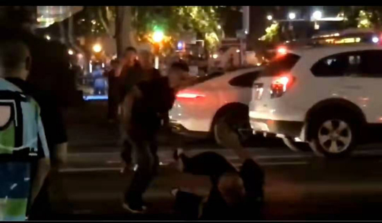  ▲胖哥被刺倒地，仍脚踹行凶者&nbsp; &nbsp;&nbsp;视频截图