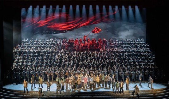  2025年9月3日晚，纪念中国人民抗日战争暨世界反法西斯战争胜利80周年文艺晚会《正义必胜》在北京人民大会堂隆重举行。新华社记者 翟健岚 摄