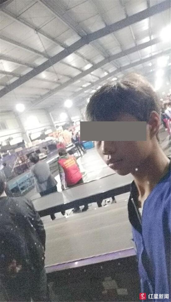 ▲小金离家出走后在快递公司上夜班