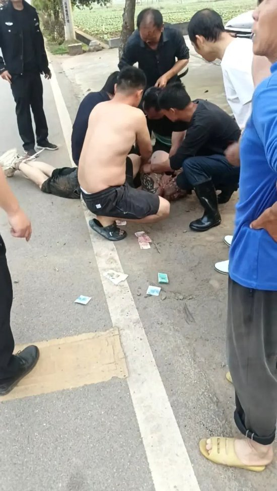 　△大家制服行凶男子，图后中央站立者为曾凡林。