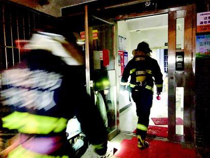 图为：消防员进楼搜救