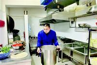 外卖小哥名下冒出11家公司 瘫痪母亲低保被取消