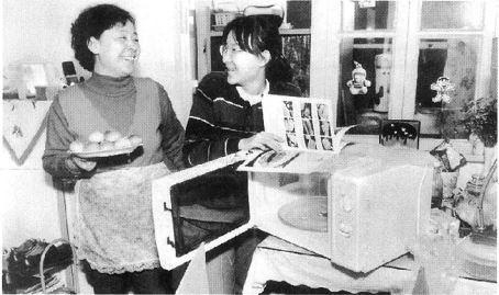 上世纪90年代，微波炉成了北京市民家里时髦的厨房家电。