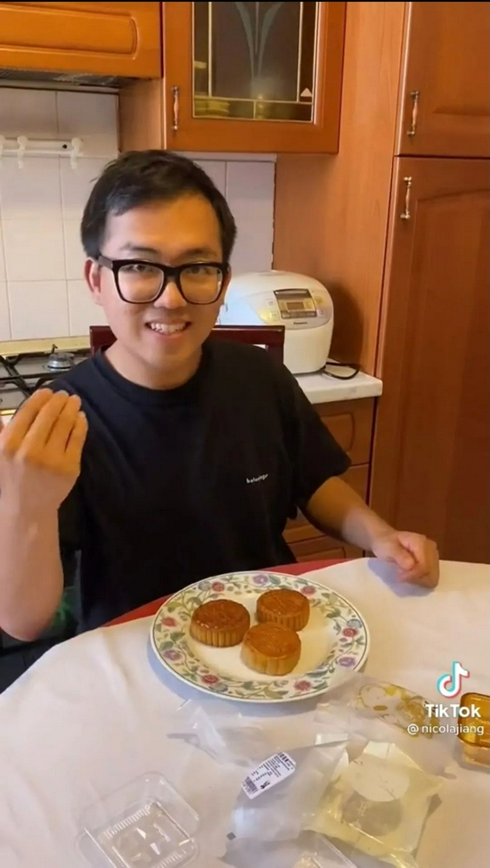 Nicola与家人分享月饼的视频（截图）