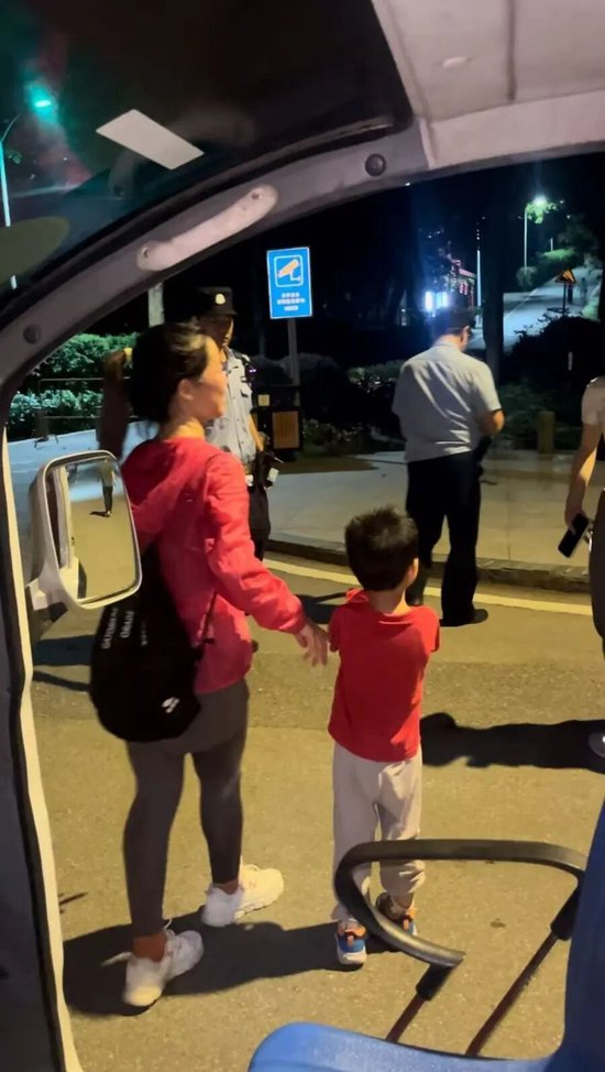 图为母子失联数小时后终于团聚。