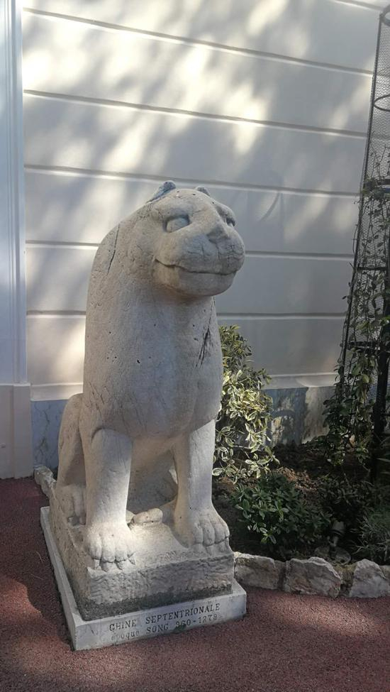 △王宫花园门口的宋代石狮。（央视记者黄京辉拍摄）