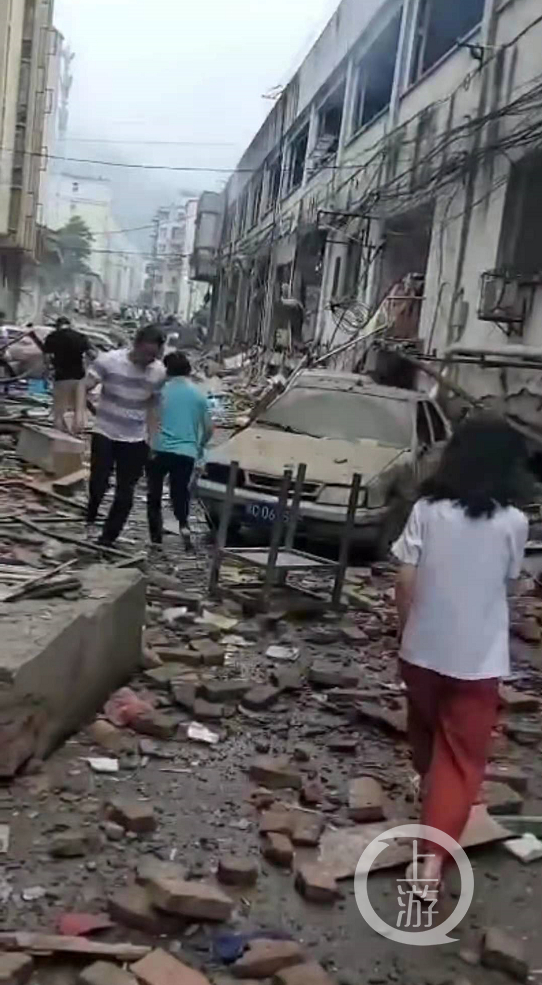 　　▲6月13日清晨6时30分，湖北十堰市张湾区艳湖社区艳湖集贸市场发生燃气爆炸事故，已造成11人死亡。图片来源/视频截屏