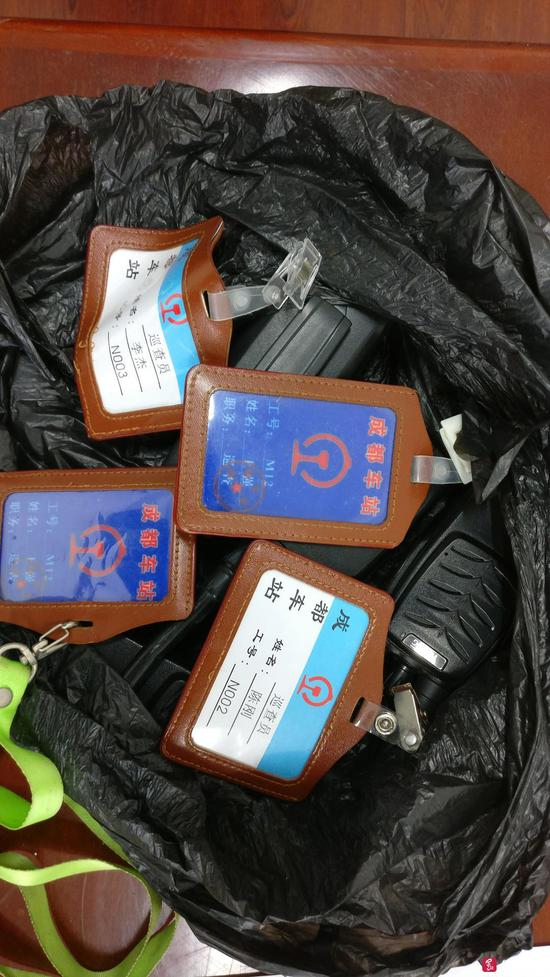  成都市政府火管办此前协调相关部门查获的假证件、对讲机