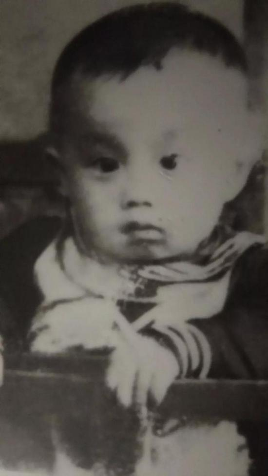 海子周岁时留影