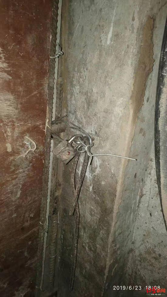 　↑6月23日，多次发生猪圈门莫名其妙被打开的怪事后，老蒲给猪圈门上了一把锁，但无济于事。