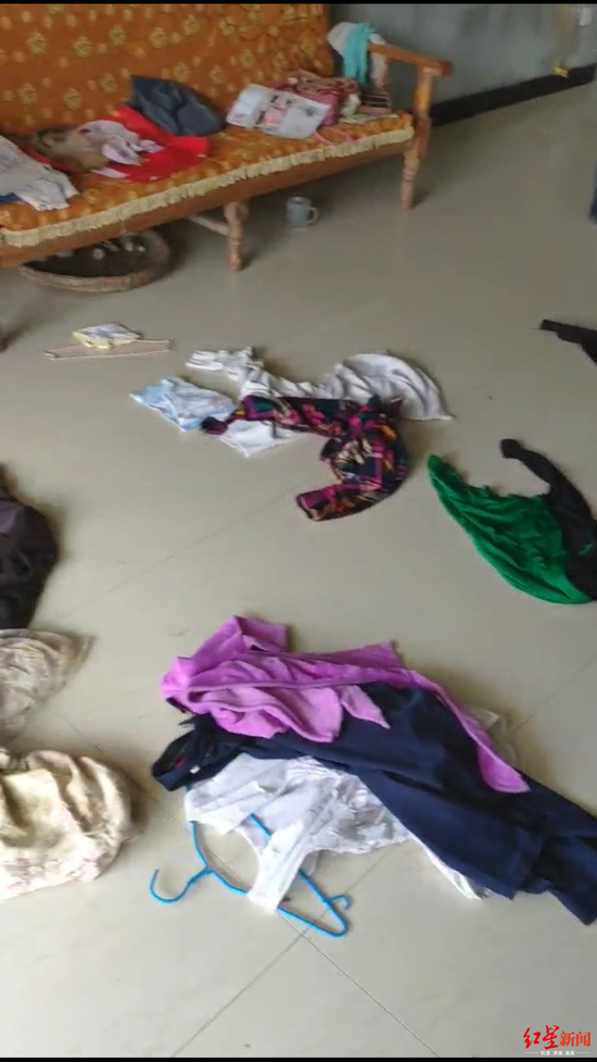 　　↑老蒲家中此前衣物随意散落在地板上的画面