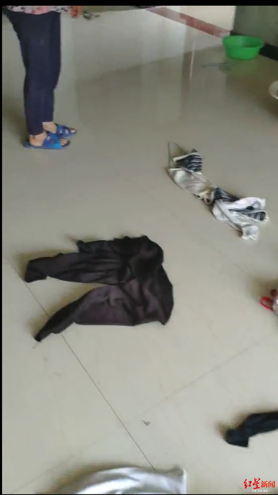 　　↑老蒲家中此前衣物随意散落在地板上的画面