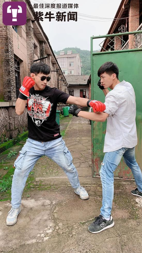  孙宁和哥哥模仿《拳皇》的画面